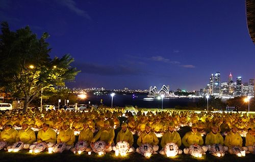Vigil：悉尼法轮功学员在悉尼北岸著名的风景点Milsons Point的Bradfield Park举 行了烛光悼念纪念七・二零反迫害十六周年活动