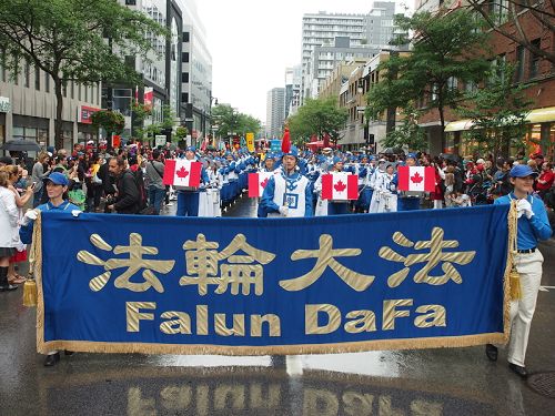 图1-4：法轮功学员组成的天国乐团以及法轮功方阵，作为国庆游行阵的头阵，参加了今年蒙特利尔的加拿大国庆游行