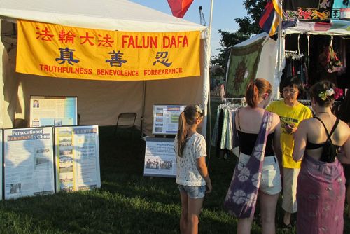 图1-2：法轮功学员参加俄勒冈州塞勒姆市举办的世界韵律节设立摊位传播真相。