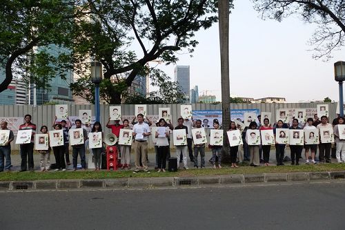 法轮功学员在雅加达中共使馆前举行集会，声援中国数万人控告江泽民