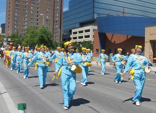 法轮功学员的腰鼓队参加卡城牛仔节游行。