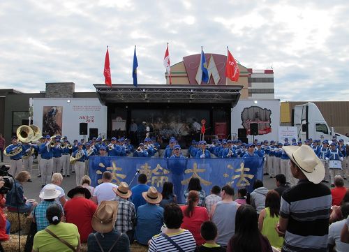 天国乐团在卡尔加里牛仔节马堡商场前早餐会表演。