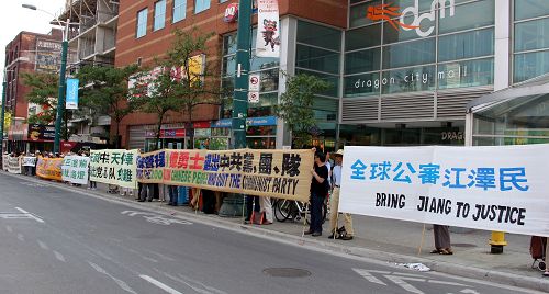 二零一五年七月六日下午，多伦多法轮功学员在唐人街举行“声援诉江大潮”真相长城活动。