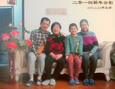 张鸿儒（左一）与母亲、外甥、姐姐一家合影