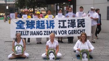图1：北威州的法轮功学员在市中心的沙都广场 （Schadowplatz）集会，声援全球控告迫害法轮功的元凶江泽民。