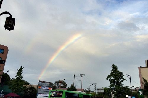 图5：结束那天，天空出现了一道彩虹。
