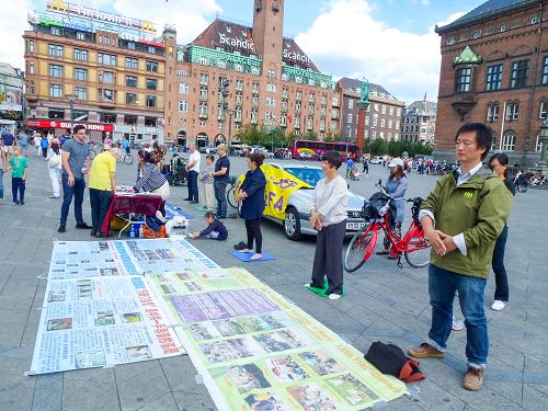 图1：法轮功学员在丹麦首都根本哈根市政厅广场举办征签活动，传播和声援“起诉江泽民”的大潮。