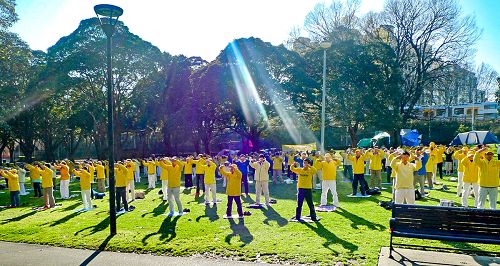图1-4：法轮功学员在悉尼市中心的贝尔莫尔公园（Belmore Park）集体炼功