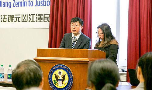 图8：在中国大陆因遭受迫害而被迫来到美国的法轮功学员张慧东在研讨会上讲述全家受迫害的经历。