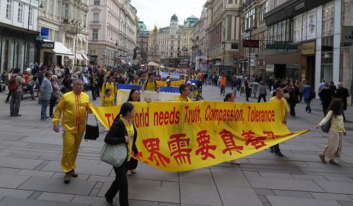 图4-8：部分欧洲聚集在奥地利首都维也纳，举行了声援中国大陆法轮功学员的诉江大潮的盛大游行