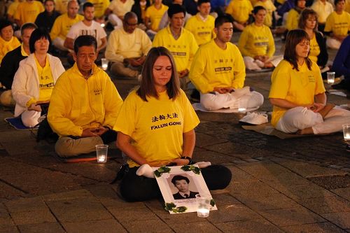 图1-3：法轮功学员在奥地利维也纳市斯特凡广场上，烛光悼念被中共迫害致死的中国大陆同修。