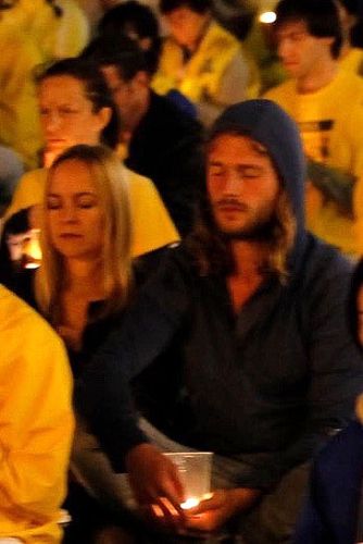 图4：奥地利大学生Michael Hofer和Julia Gegenhuber走进烛光场地，和法轮功学员坐在一起，表达他们的支持。