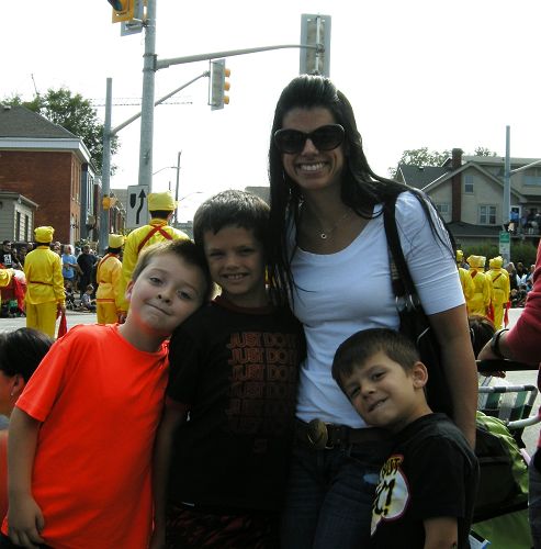 图：圣·卡瑟琳市市民Melissa女士和三个孩子。