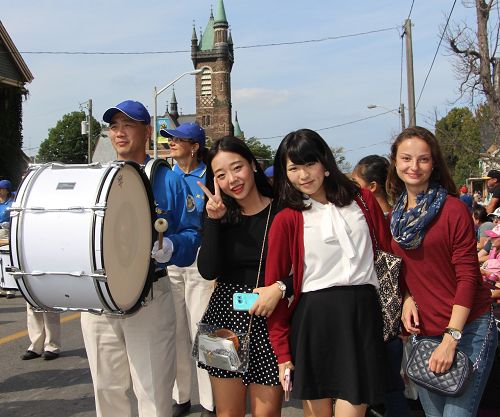 图：来自意大利的Alexandra（右），日本的Natsumi （中）和 韩国的Saunaha（左）， 她们看到天国乐团时兴奋地拍照和录像