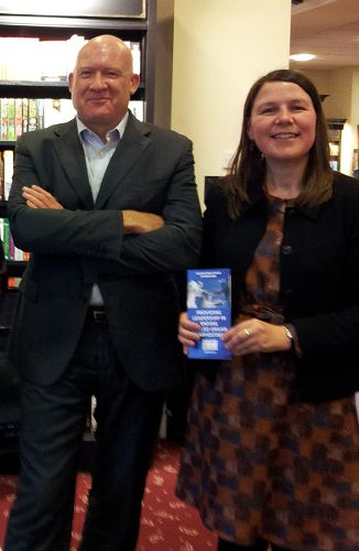 图：格拉斯哥市的市议员玛莎•瓦卓普（Martha Wardrop，右）女士应邀参加了葛特曼在水石书店的讲座