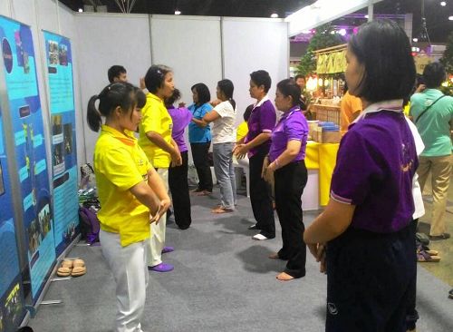 泰国中药博览会上，学炼法轮功的参观者络绎不绝