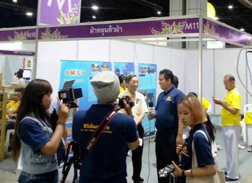 泰国Boonniyom电视台拍摄和采访法轮功展位
