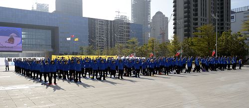 二零一六年元旦，台中市法轮功学员在市政府广场上炼功