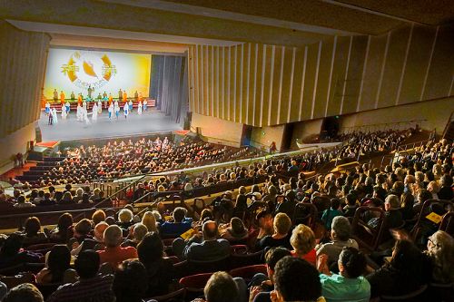 2016年1月16日，神韵在加州弗雷斯诺市的初次上演，当天的两场演出连连爆满，并引起轰动。
