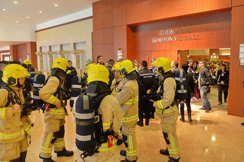 图2：警方接获谎报“炸弹”的来电后，大批警员、拆 弹专家和消防员来到龙堡国际酒店现场。