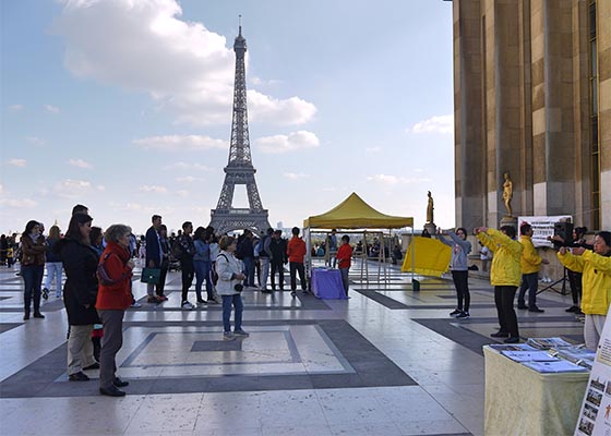 巴黎游人签名呼吁制止中共迫害