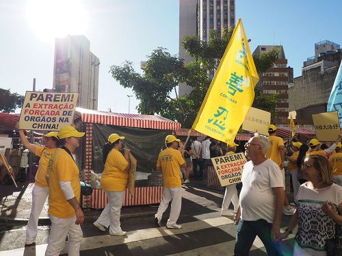 '图3：法轮功在东方区Liberdade大街游行，向人们传播法轮功的真相。'