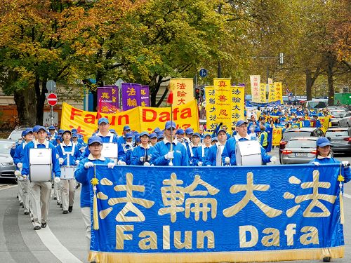 图1-5：近千名欧洲法轮功学员在德国慕尼黑举办了盛大游行活动，传递真相