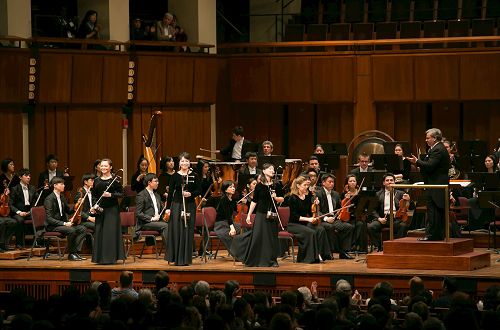 '图8～9：二零一六年十月二十六日晚，神韵交响乐团在美国首都华盛顿肯尼迪艺术中心音乐厅上演了一场音乐会。'