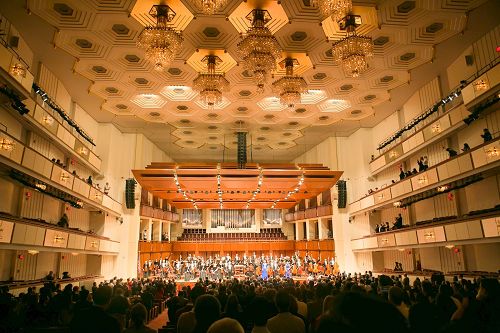 '图11：神韵交响乐团在美国首都华盛顿肯尼迪艺术中心音乐厅上演的音乐会，为华府及周边地区的观众带去了震撼心灵的美妙乐章。'