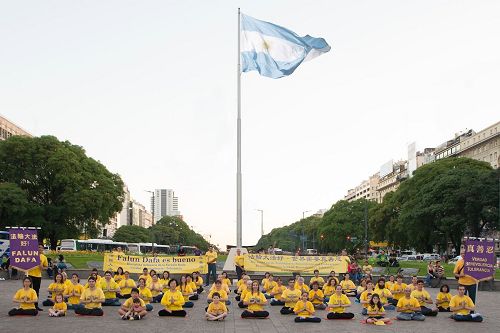 '图3：阿根廷法轮功学员举办弘法活动'