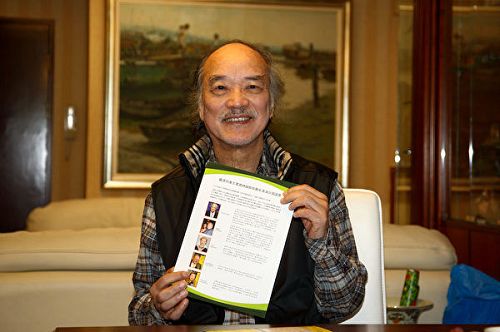 现为中华合唱团总监的香港著名声乐教育家容可度，签名支持香港康文署邀请美国神韵艺术团来港演出。