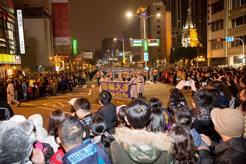 二零一六年二月二十日晚上台湾高雄万人提灯大游行庆元宵，并为全体台湾人民祈福，法轮大法天国乐团受邀参加，主持人说，感谢法轮功为我们带来光明。