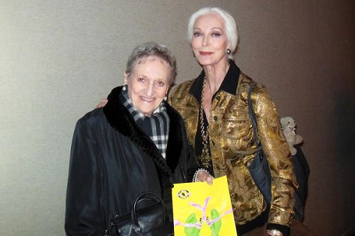 具有传奇色彩的纽约超级名模卡门（Carmen Dell'Orefice）（右）和香水基金会创始人兼作家葛林（Annette Green）三月五日在林肯中心观看神韵演出。