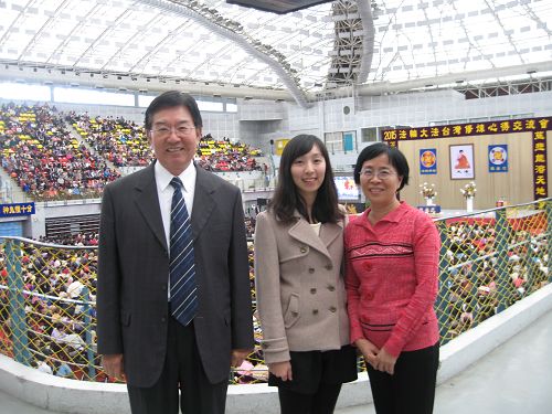 图：说黄丽医（左一）和妻子、女儿参加二零一五年台湾法轮大法修炼心得交流会。