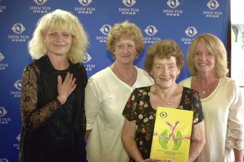 从左至右：Linda Epping， Regina Crothers， Gwen Woodruff和Pauline Doherty母女四人