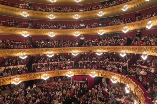 二零一六年三月十八日热情的西班牙观众在巴塞罗那里西奥大剧院等待神韵演出拉开帷幕