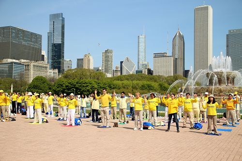图2-4：大芝加哥地区法轮功学员在白金汉喷泉广场集体炼功