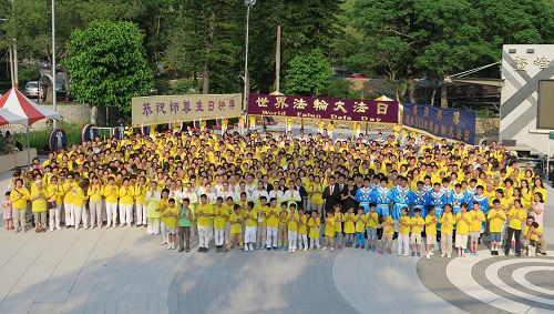 图1:来自台中、彰化、南投、云林的台湾中部法轮功学员，庆贺世界法轮大法日的到来，并祝贺师尊生日快乐。