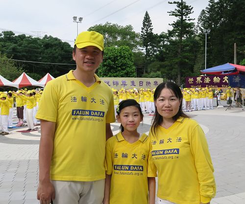 图10：苏扬堂和陈小贞夫妻带孩子参加庆祝活动，他们表示学炼法轮功，全家受益。