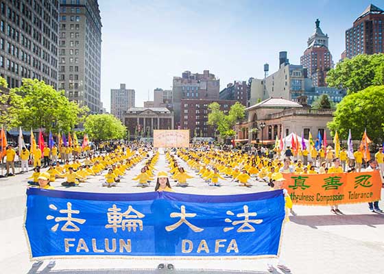 上千学员于纽约联合广场庆祝大法日