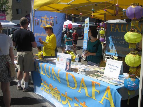 二零一六年六月五日，加拿大卡尔加里法轮功学员参加了一年一度的丁香节，设立展位，与民众分享法轮大法的美好。