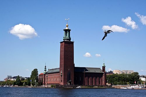斯德哥尔摩市政厅位于瑞典首都市中心的梅拉伦湖畔，是斯德哥尔摩的形象和代表，也是该市市政委员会的办公场所，每年诺贝尔晚宴都在这里举行。