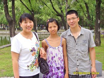 妹妹吕适羽（左）和丈夫韩伟（右）及他们的女儿（中）