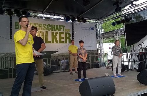 法轮功学员展示功法，揭开阿沙芬堡市今年的多族裔团结庆典舞台表演。