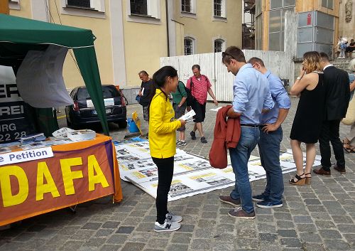 法轮功学员在德国南部城市雷根斯堡举办反活摘征签