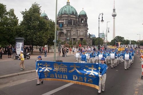 '图1：游行队伍途经柏林大教堂。'