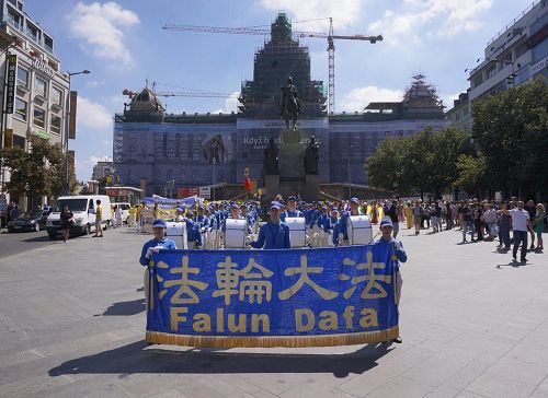 '图1：法轮功学员的游行队伍在瓦茨拉夫广场出发'