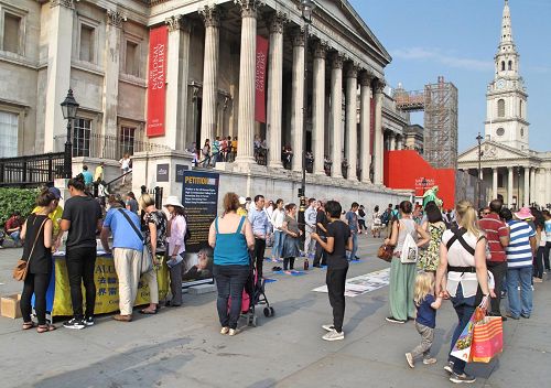 '图1-3：二零一六年八月二十七日，英国法轮功学员在伦敦市中心特拉法加广场（Trafalgar Square）讲真相反迫害，吸引众多民众的眼光，驻足了解。'
