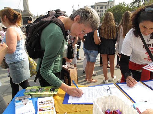 '图6：八月二十七日，英国女士艾伦（Elleen）在特拉法加广场（Trafalgar Square）签名反活摘'