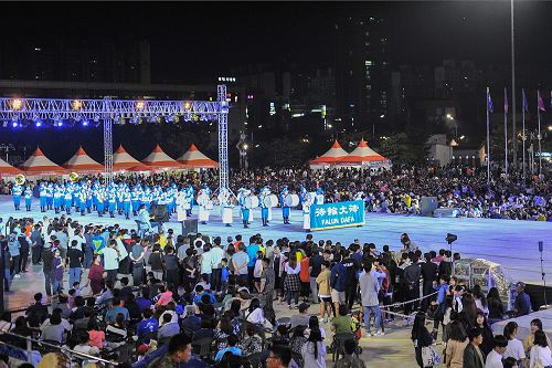 图3-4:韩国天国乐团在原州Tattoo剧场外的大型特设舞台上演奏，全场观众热烈欢迎。